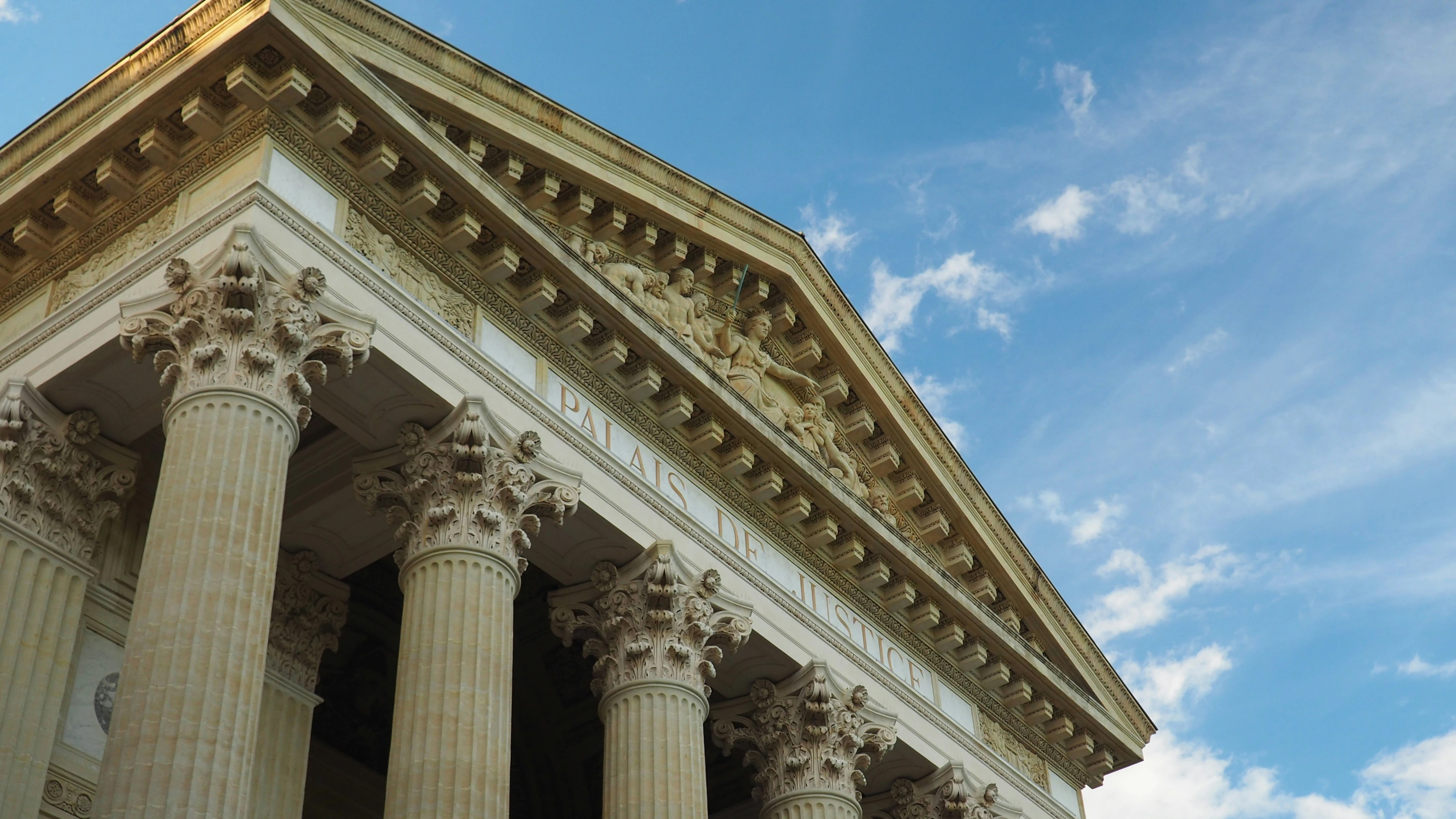 Devanture d'un palais de justice avec des colonnes grecques